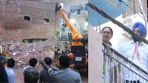 Delhi Building Collapse: सत्य निकेतन में 5 मंजिला इमारत ढहने से 7 की मौत, 12 लोगों का रेस्क्यू; मालिक की तलाश में 10 टीमें गठित