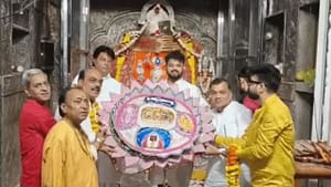 इंदौर: रक्षाबंधन पर खजराना गणेश को अर्पित हुई 40×40 इंच की भव्य सनातनी राखी, ‘वंदे मातरम के 150 वर्ष’ बनी थीम