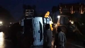Rewa Accident News: रीवा में ट्रक-बस की भीषण टक्कर, 5 की मौत; 30 घायल, खाई में गिरी बस